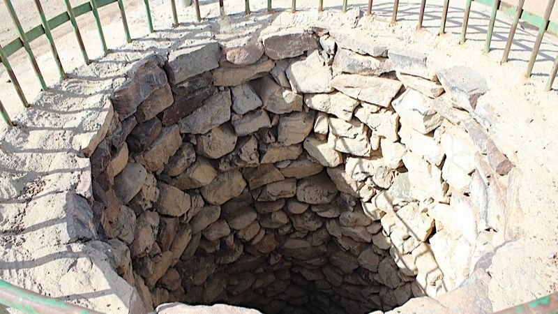 taştan yapılmış bir kuyu resmi